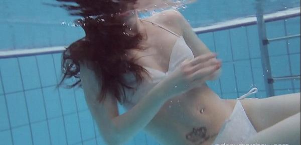  Roxalana submerged in the pool naked
